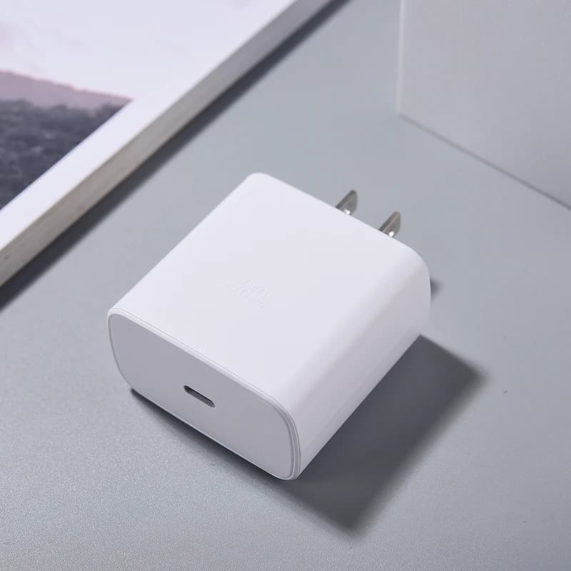 prise-adaptateur-usb-blanc